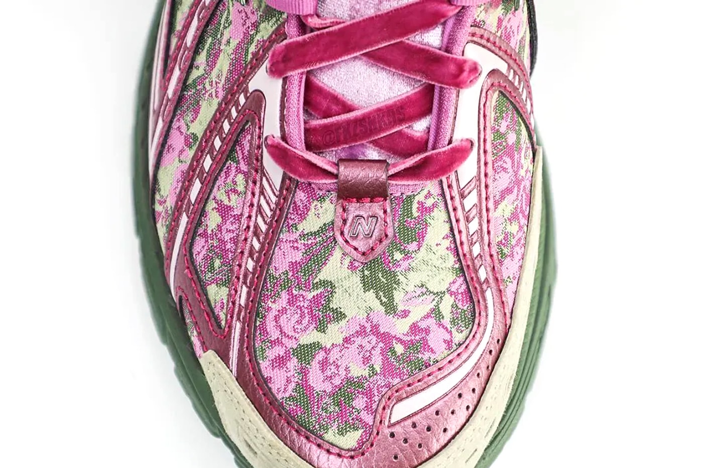 Квіткова вишивка на нових кросівках New Balance