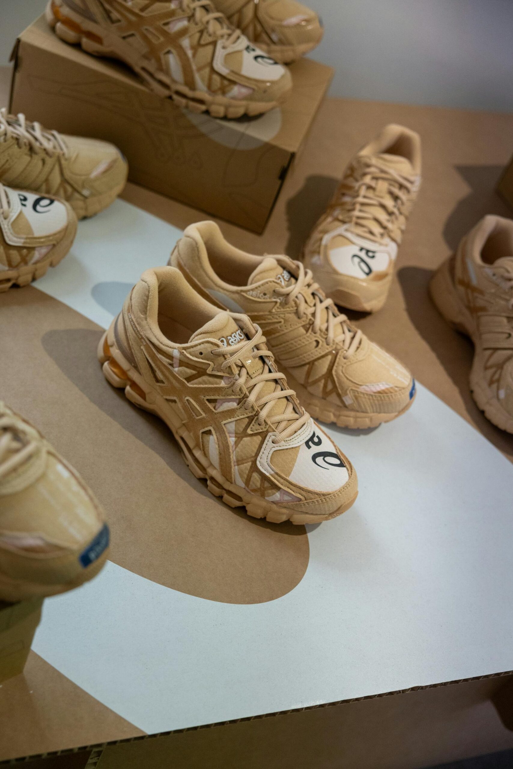 Кросівки ASICS та Doublet з часом змінюватимуть текстуру, як картон