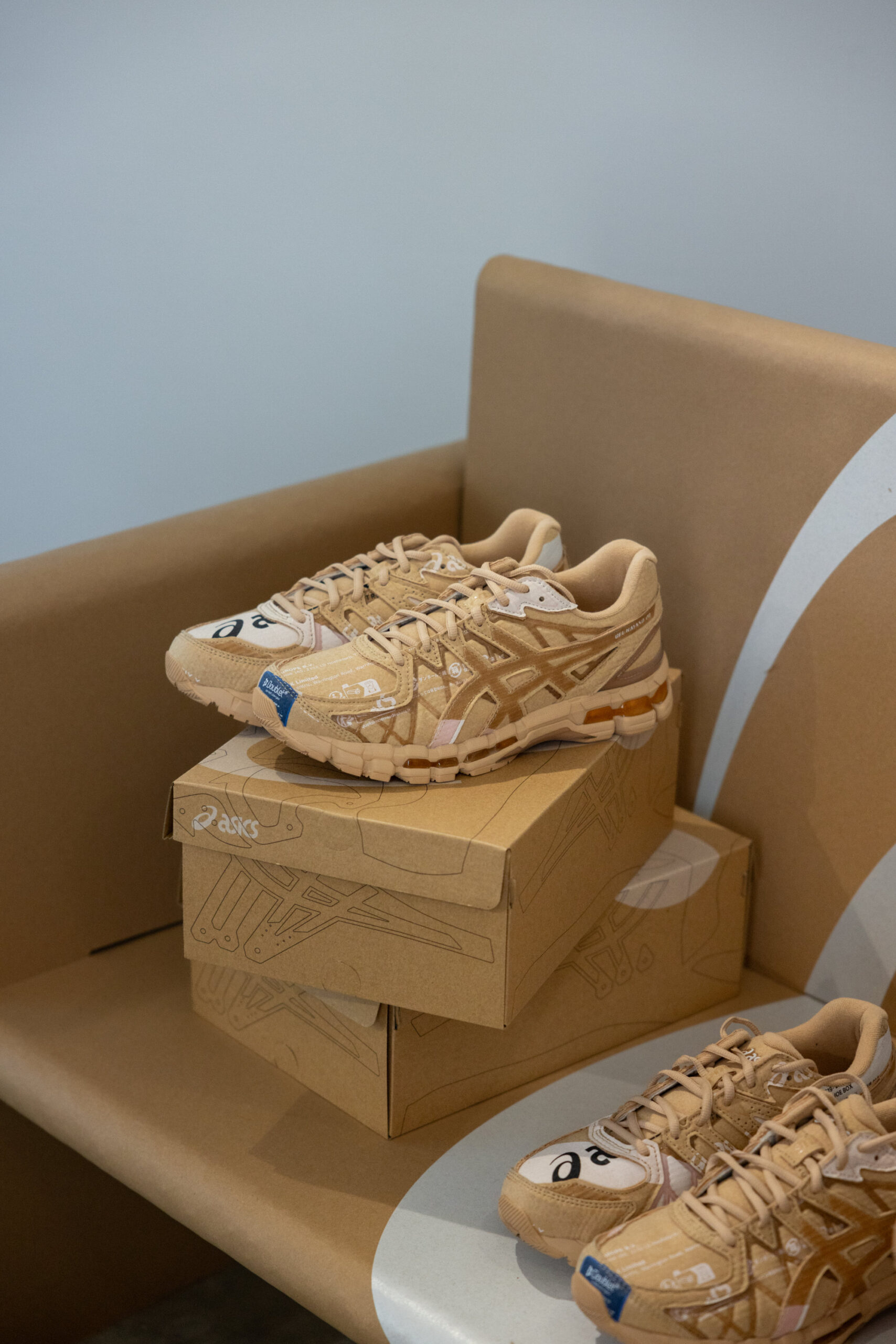 Коробку з колаборації ASICS та Doublet прикрасили елементами ASICS GEL-Kayano 20