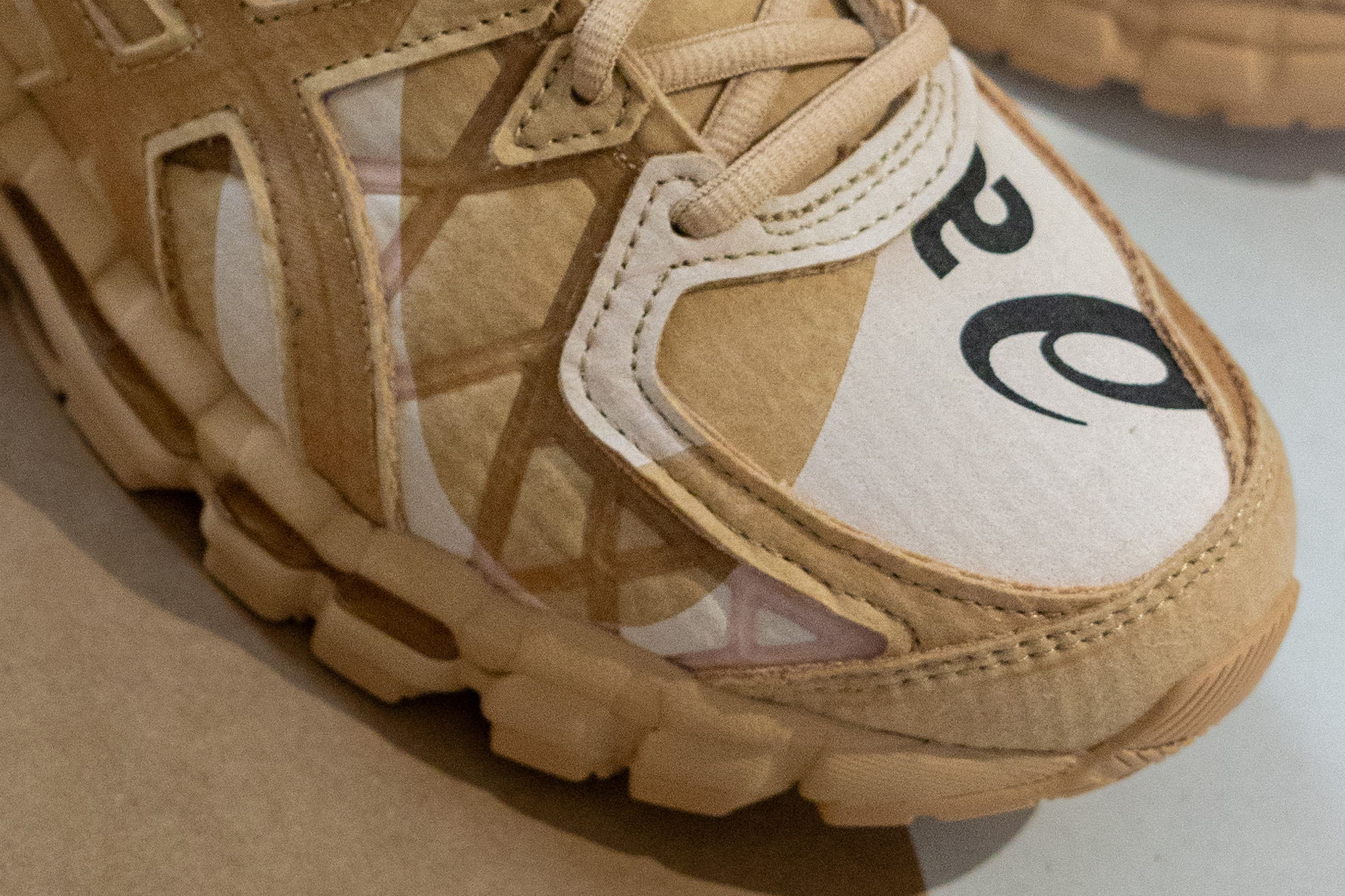 Нові кросівки ASICS прикрасили елементами їхньої коробки