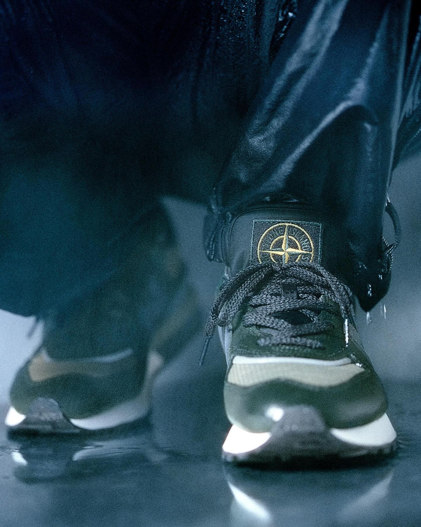 Фірмовий компас Stone Island на кросівках New Balance