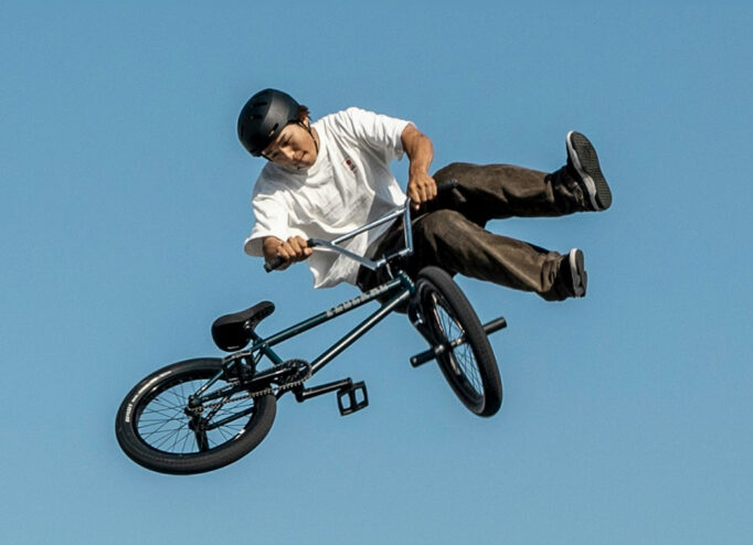 BMX-райдер з Японії у формі від HUMAN MADE