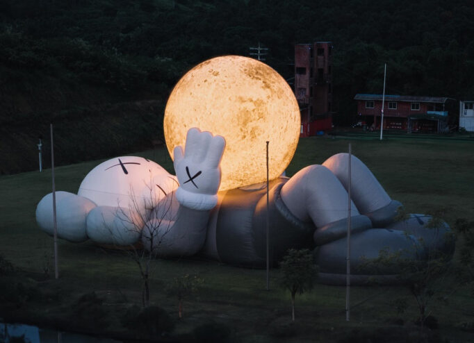 11 скульптура KAWS з серії HOLIDAY