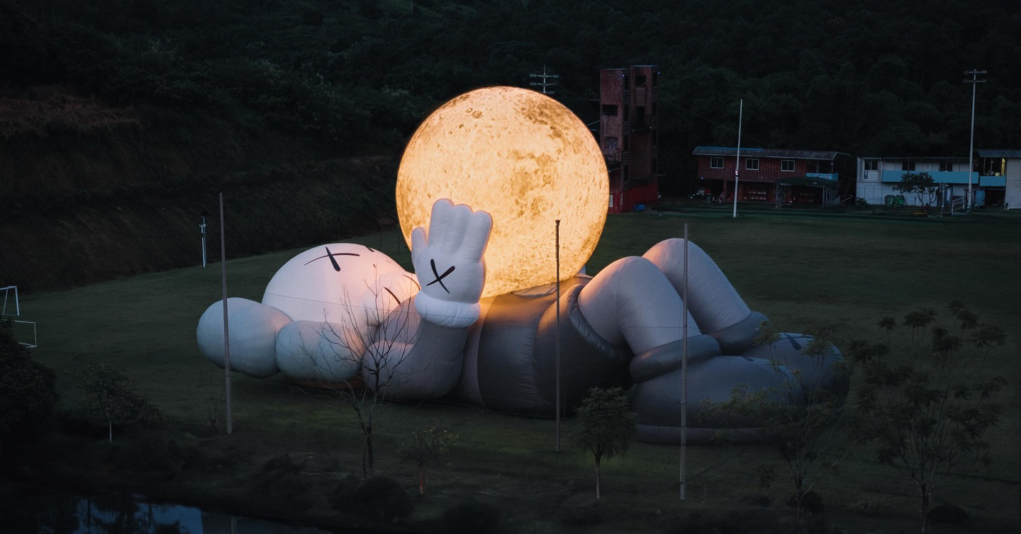 11 скульптура KAWS з серії HOLIDAY