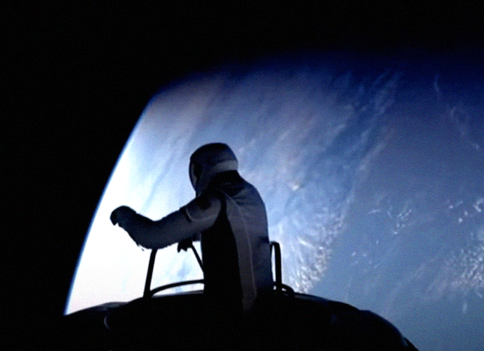 Непрофесійний астронавт Джаред Айзекман у відкритому космосі