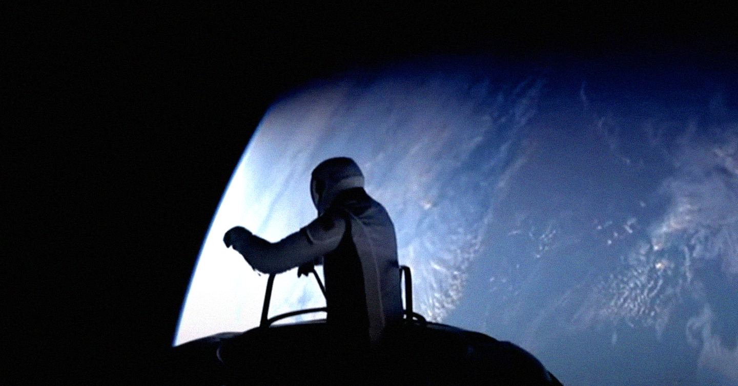 Непрофесійний астронавт Джаред Айзекман у відкритому космосі