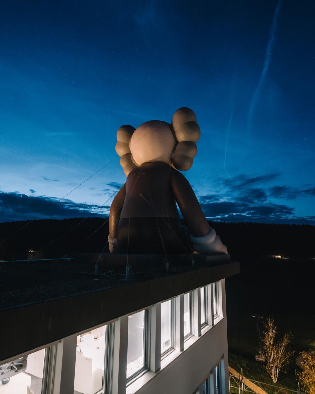 Нова скульптура KAWS