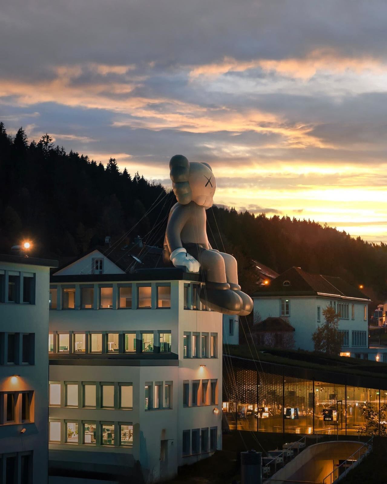 Нова інсталяція KAWS:HOLIDAY