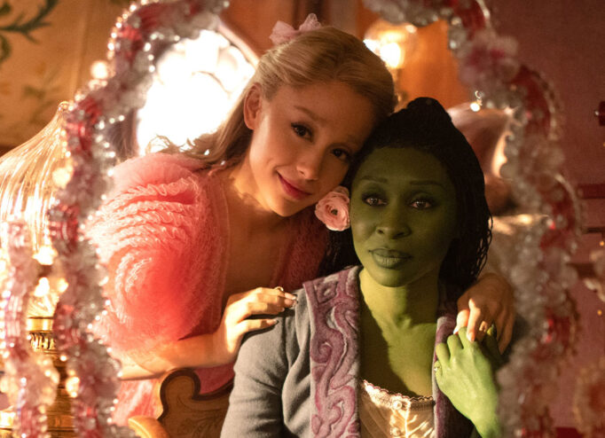 Аріана Гранде та Сінтія Еріво у фільмі Wicked