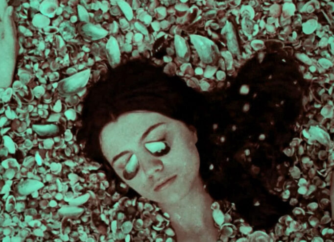 Кадр з фільму «Та, що входить в море» 1965 року