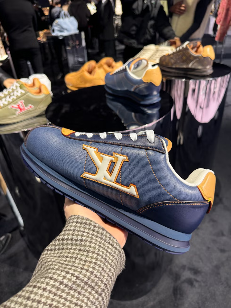 Масивні кросівки Louis Vuitton