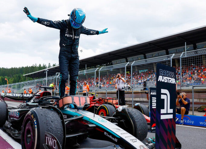 Команда Mercedes-AMG PETRONAS F1 Team