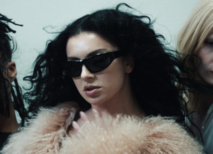 Charli XCX у кліпі 360