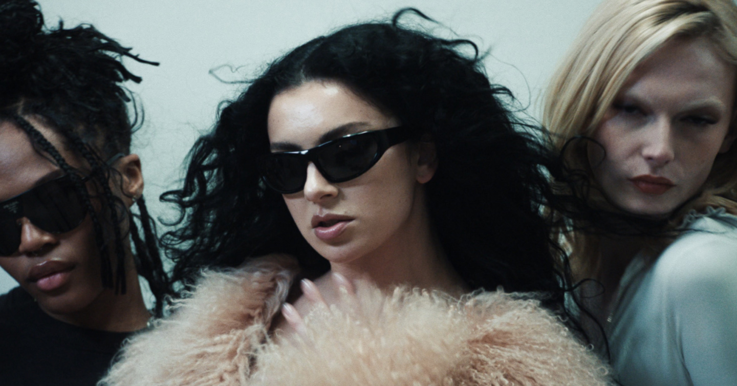 Charli XCX у кліпі 360