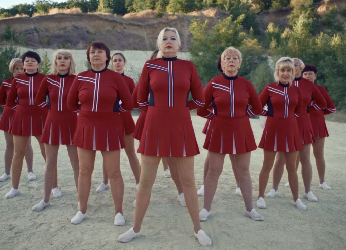 Кадр з фільму Nice Ladies