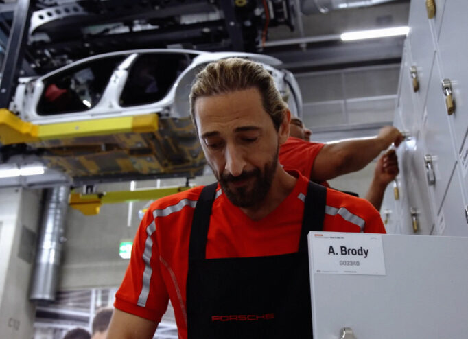 Едрієн Броді стажувався на заводі Porsche