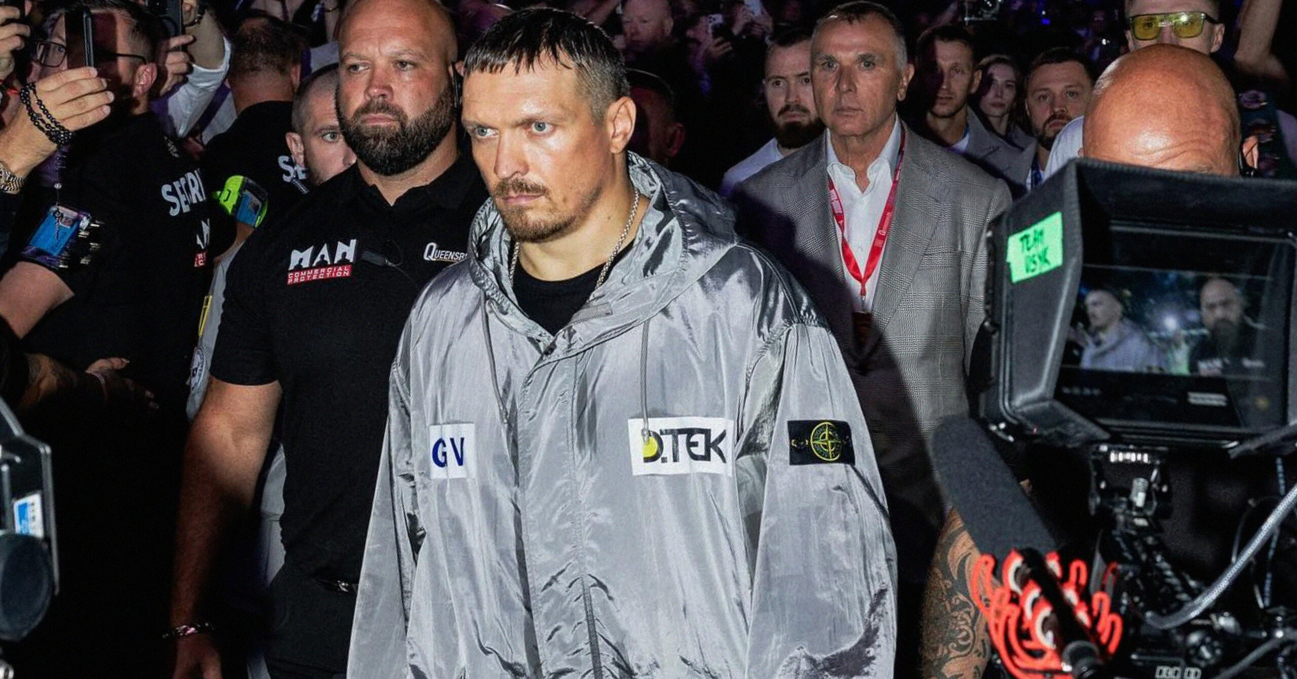 Олександр Усик у куртці Stone Island на стадіоні Вемблі