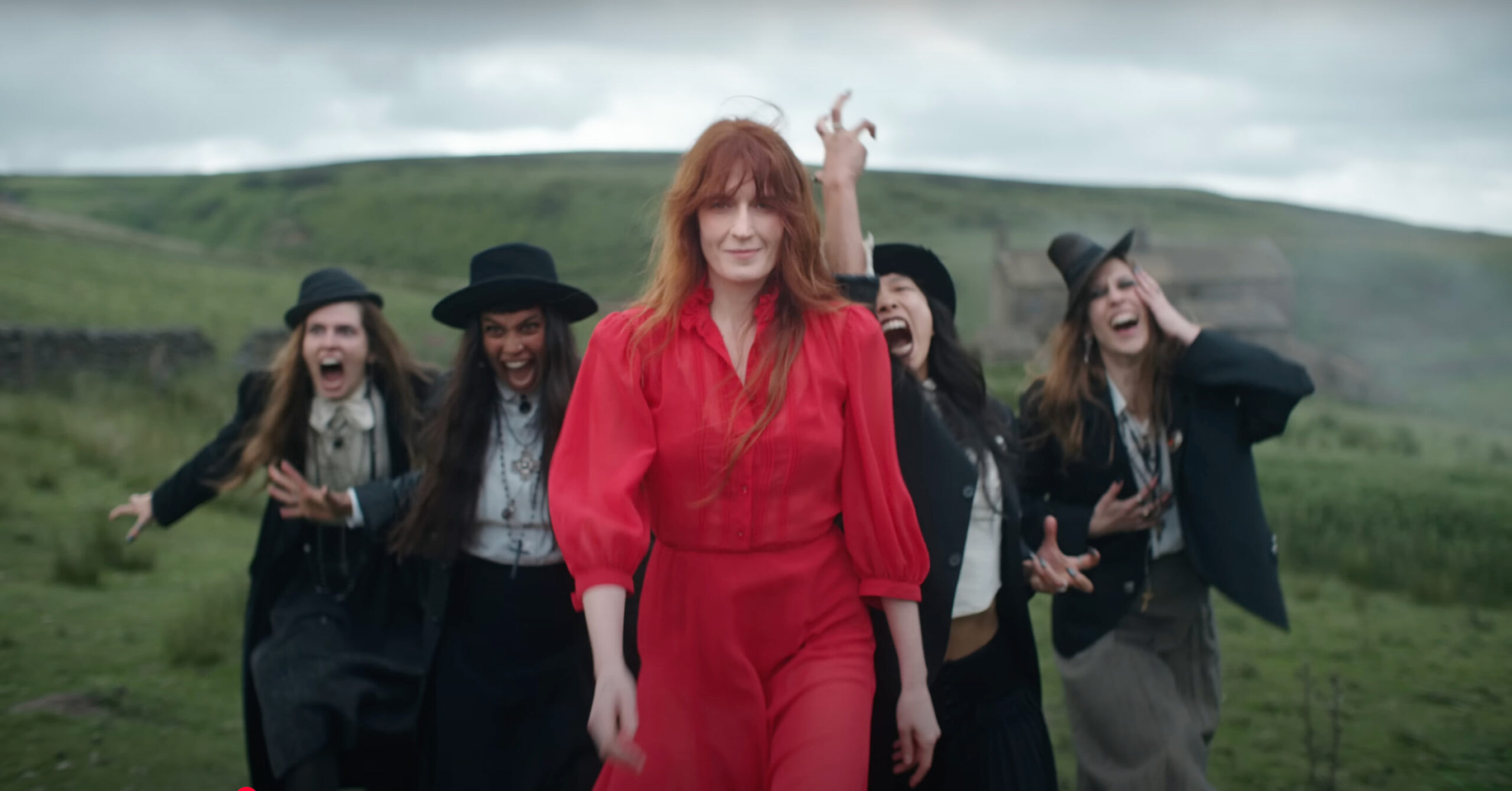 Кадр з кліпу Florence + The Machine Everybody Screams