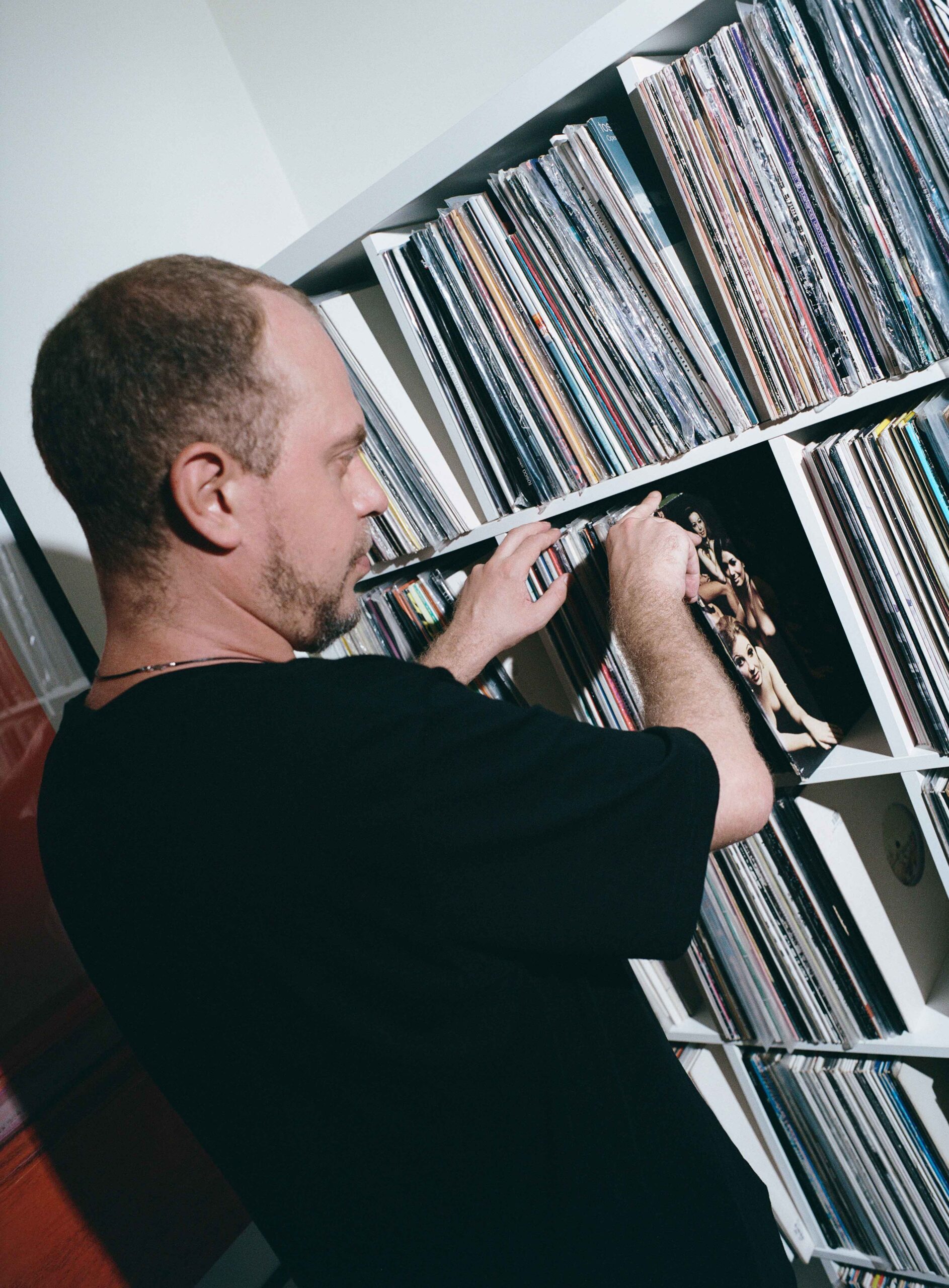Serge Jazzmate і його колекція вінілу у нього вдома