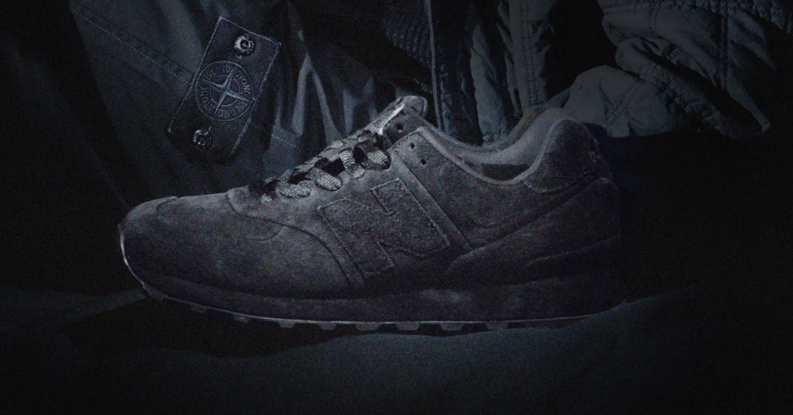 Монохромні кросівки Stone Island та New Balance
