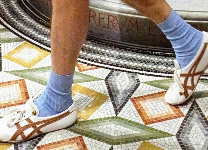 Кросівки з колаборації Onitsuka Tiger та Versace