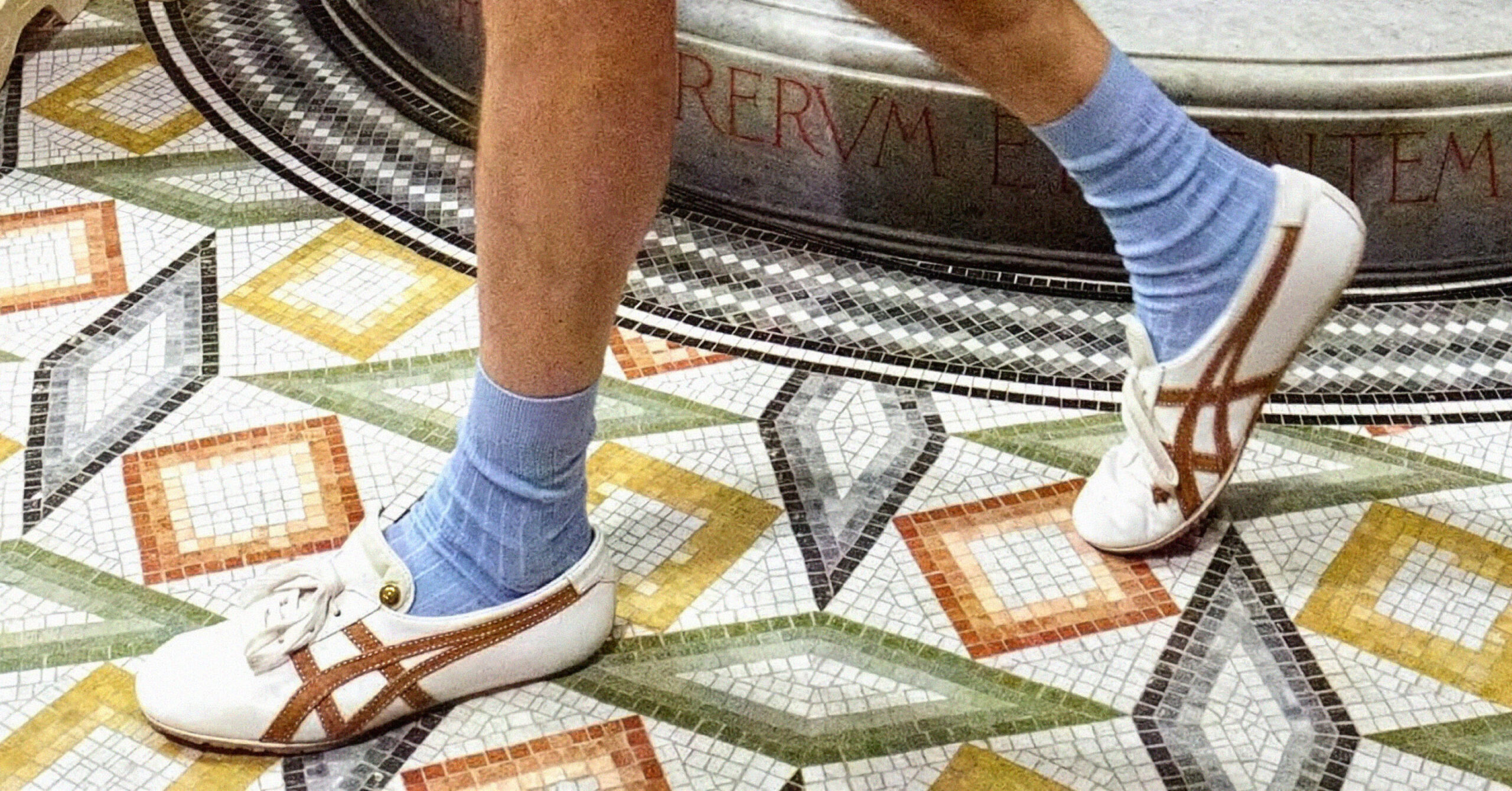 Кросівки з колаборації Onitsuka Tiger та Versace