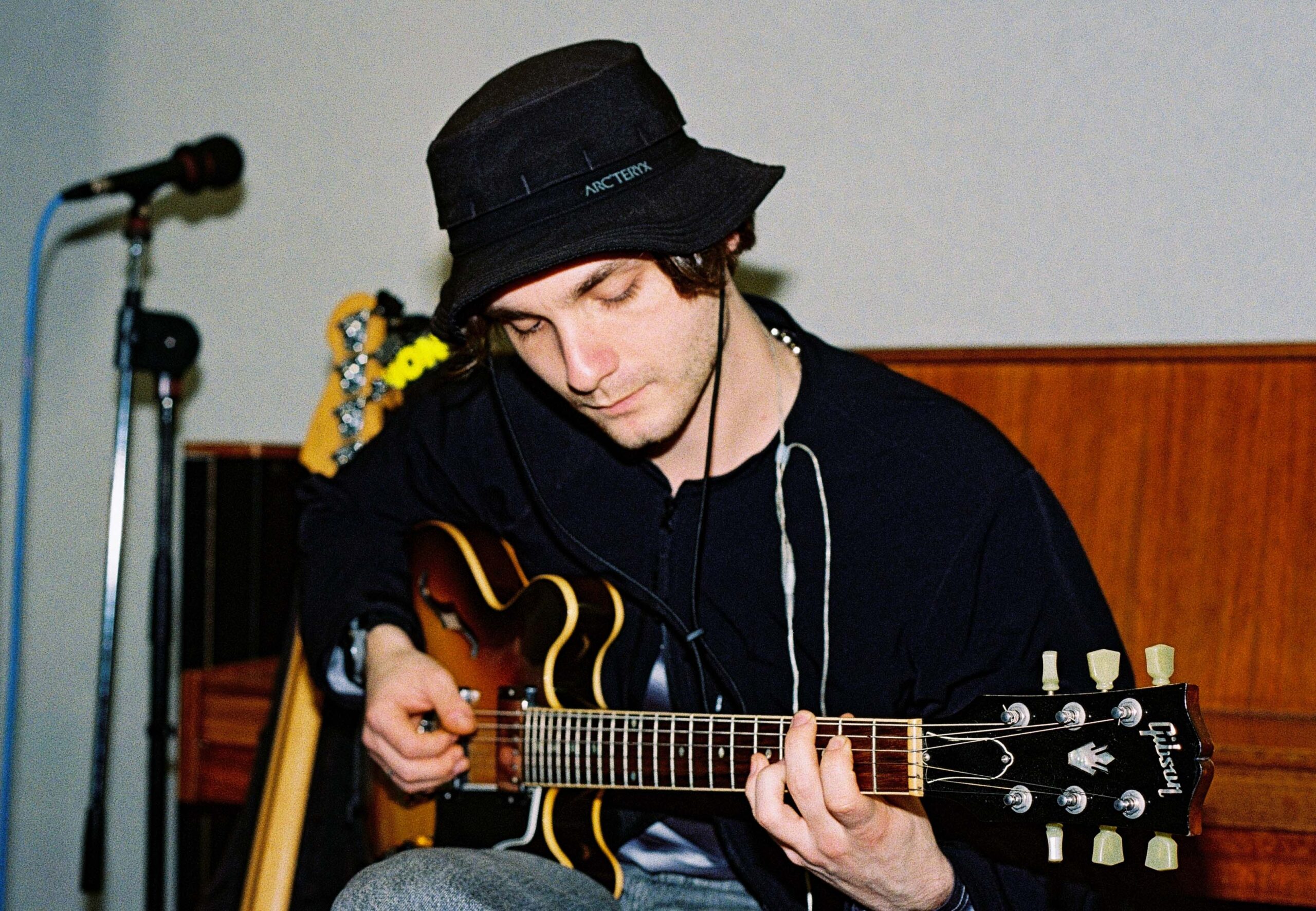 Євген Пугачов за гітарою.