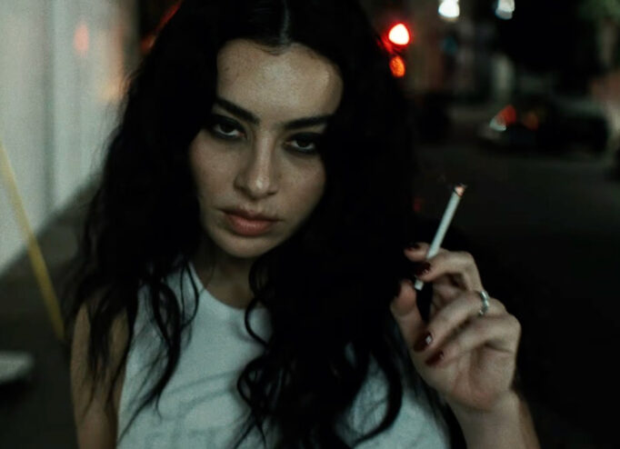 Charli XCX у кліпі Residue