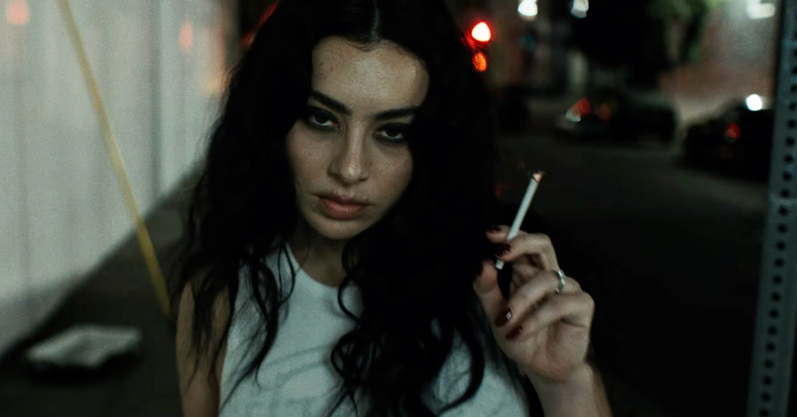 Charli XCX у кліпі Residue