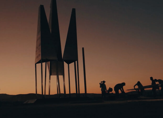 Кадр з фільму «Замки на піску» про український арт на Burning Man