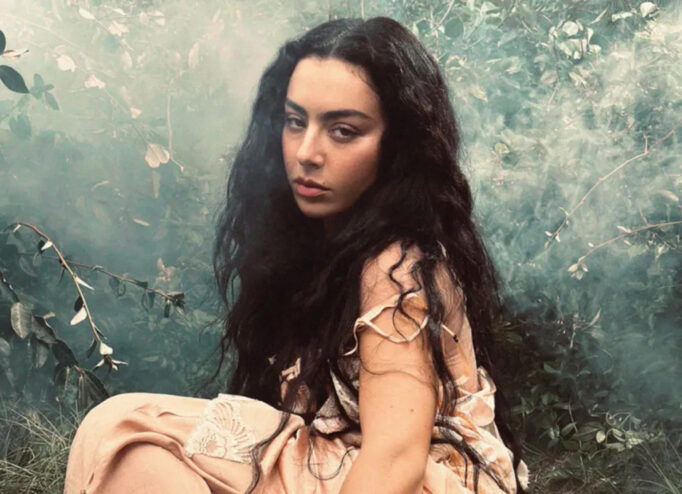Charli XCX випустила альбом саундртеків до Буремного перевалу