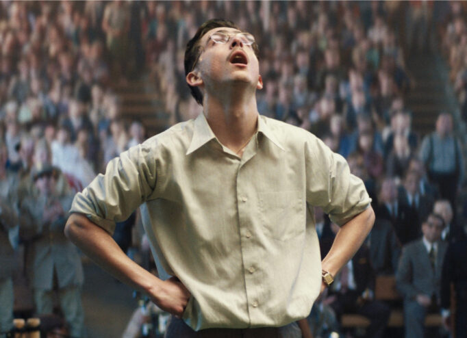 Кадр з фільму «Марті Супрім: Геній комбінацій»