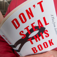 Порожня книга на знак протесту проти ШІ