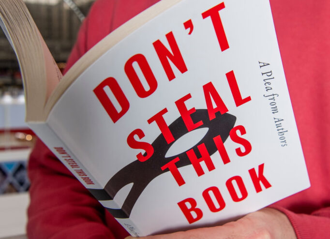 Порожня книга на знак протесту проти ШІ