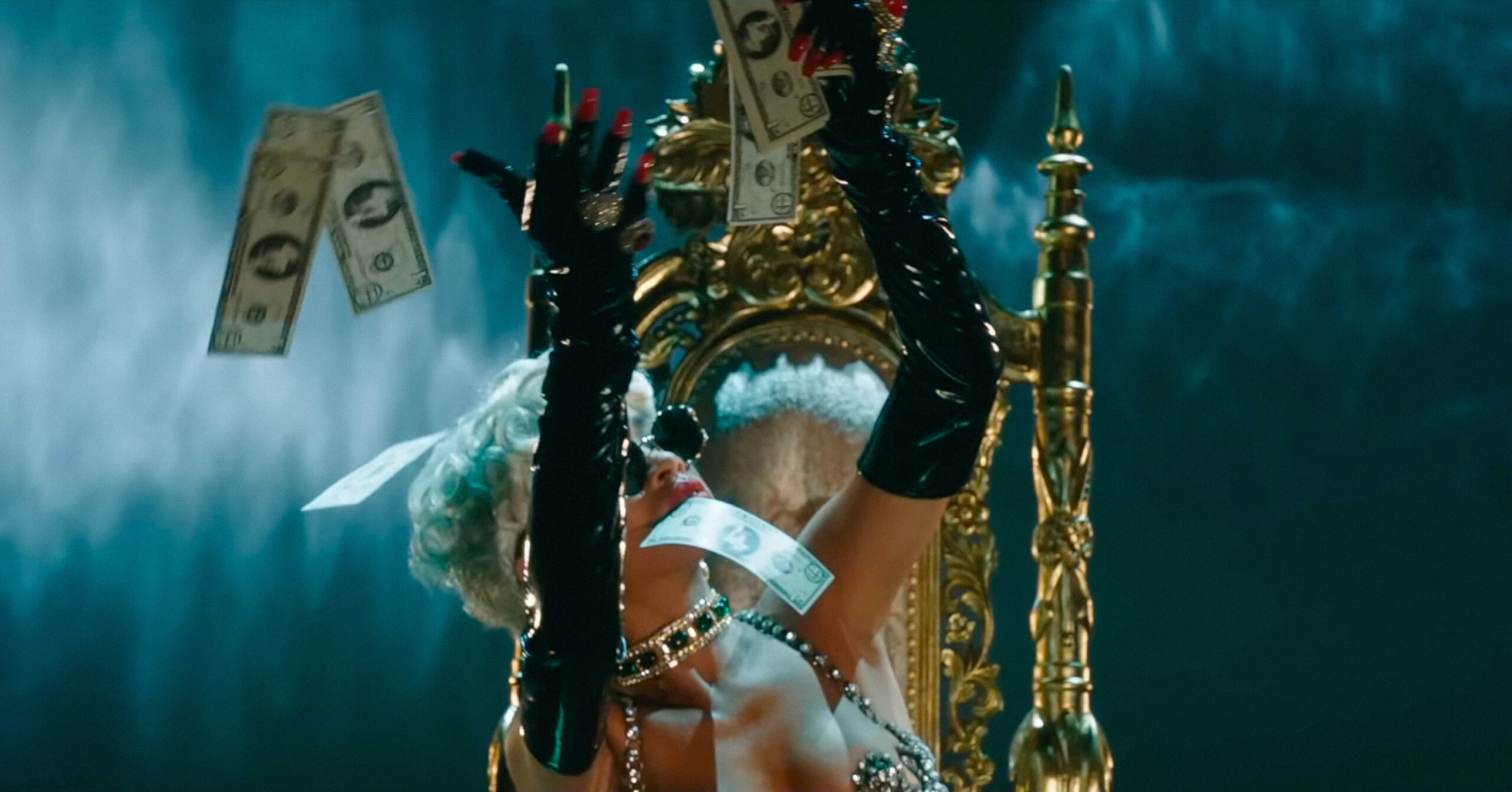 Кадр з кліпу Ріанни Pour It Up