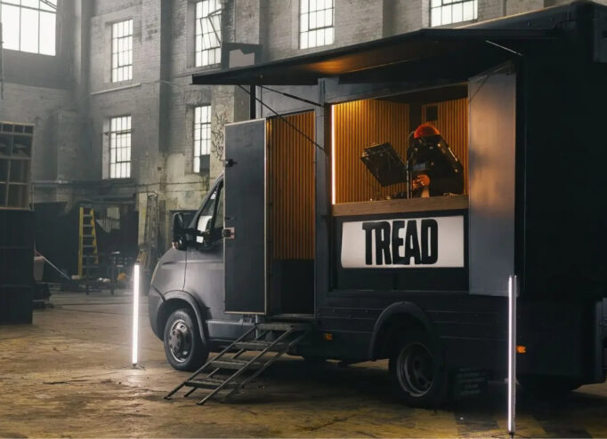 Студія у поліцейському фургоні від радіостанції Noods