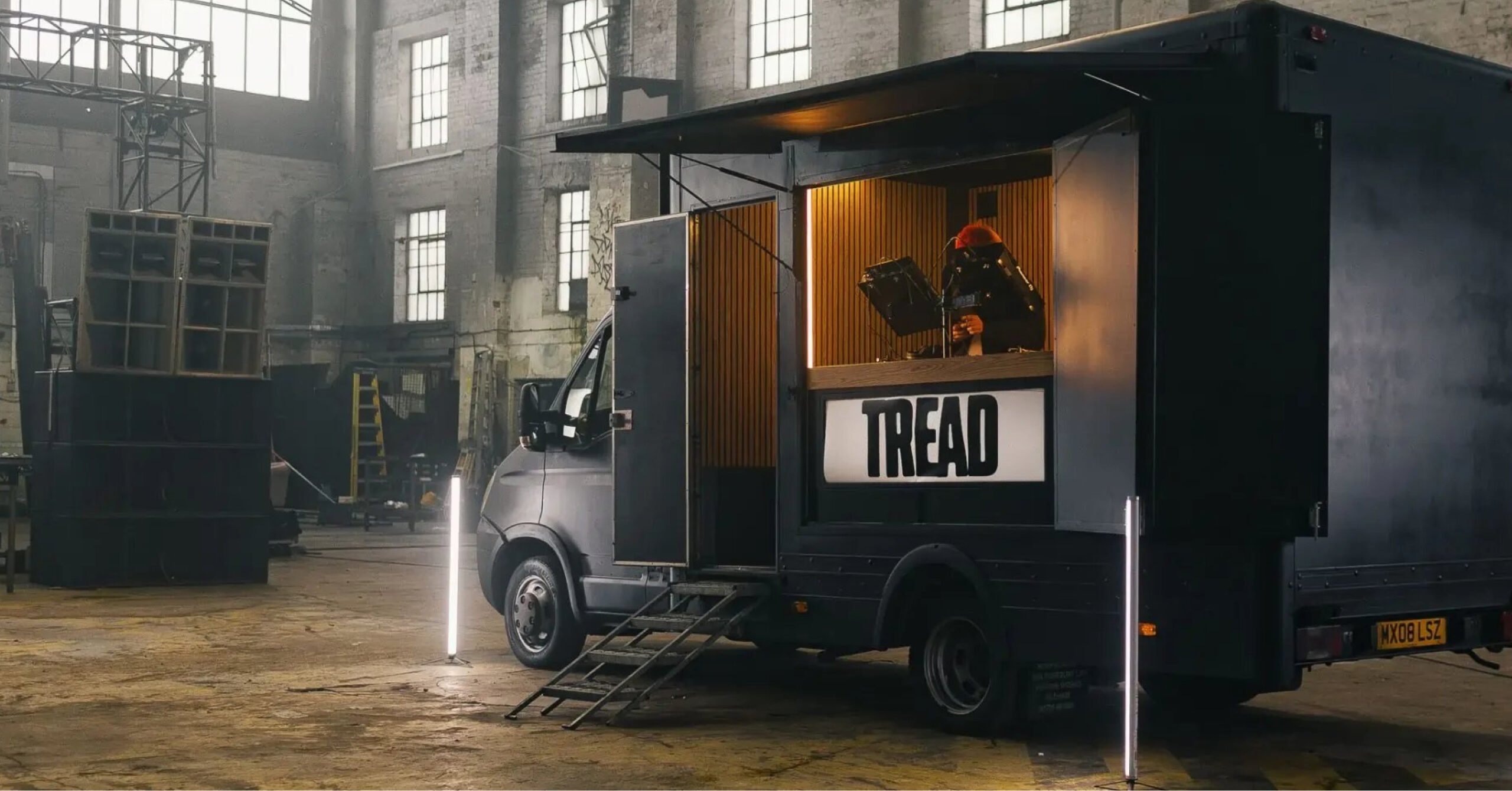 Студія у поліцейському фургоні від радіостанції Noods