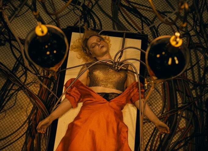 Надмірне насильство у «Нареченій!»