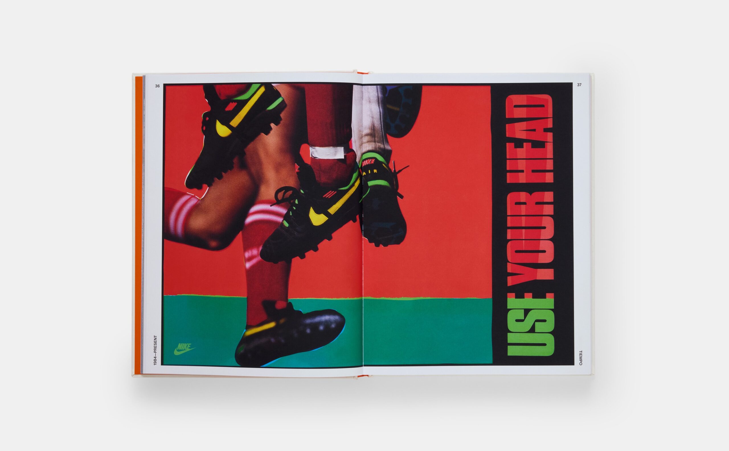 Книжка Nike про футбольні бутси