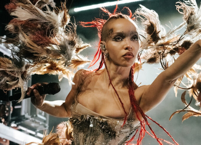FKA twigs Шая Лабаф