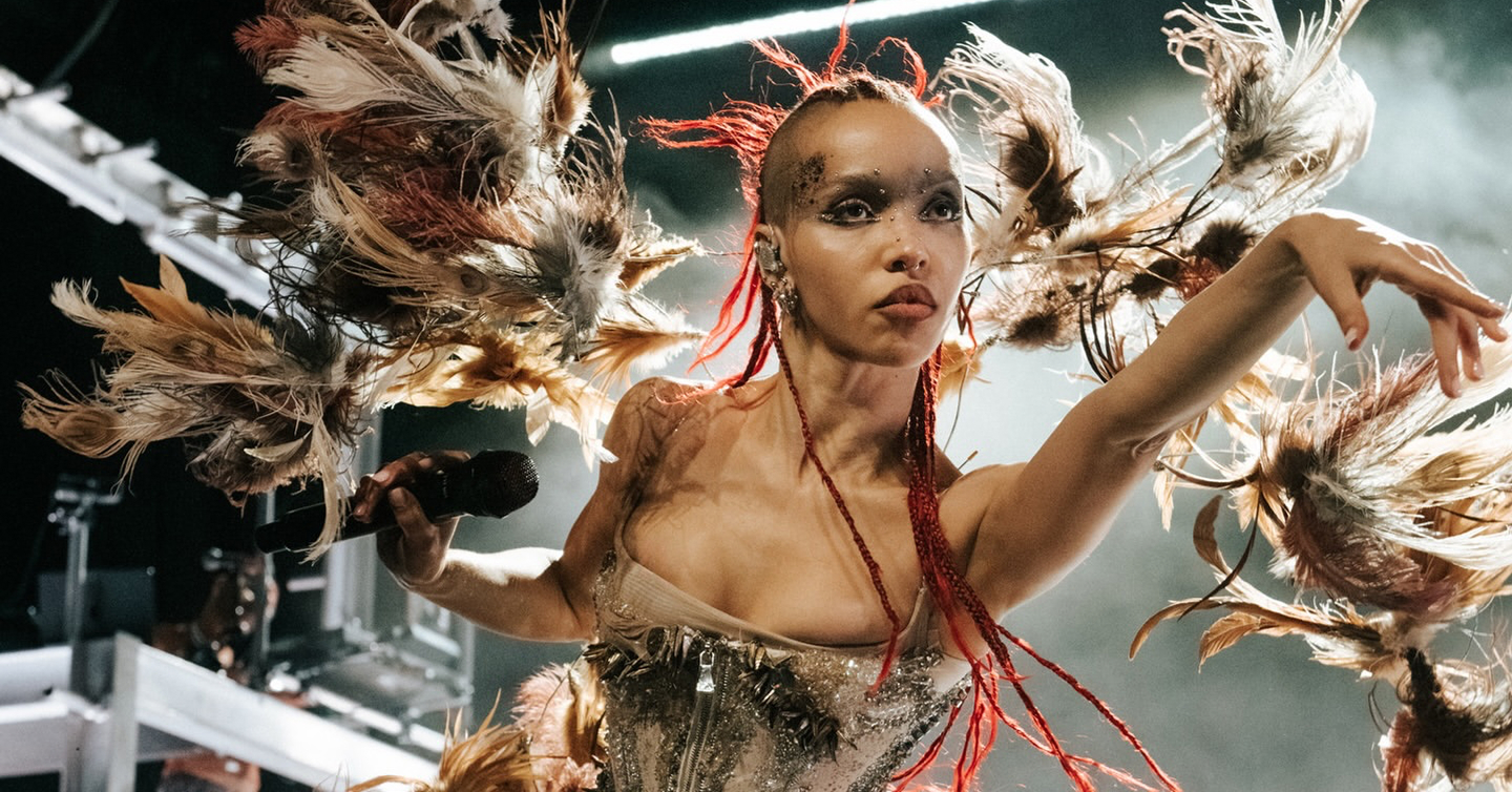 FKA twigs Шая Лабаф